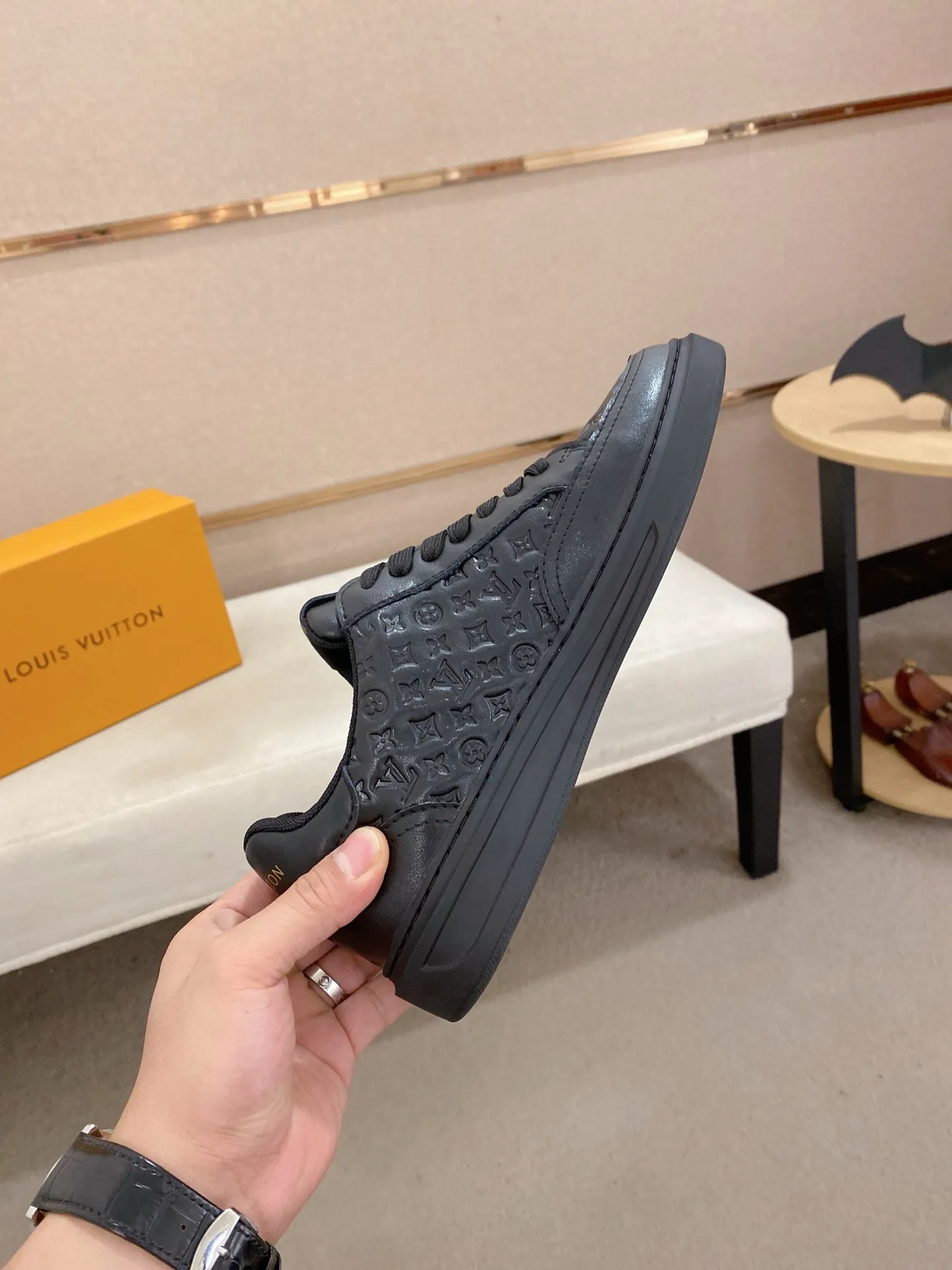 Men's shoes💰:420💰🇮🇹🇮🇹LV Louis Vuitton. The latest trendy casual shoes are popular in physical stores in sizes 38-44. New spring and summer comfortable imported custom original cowhide, unique jacquard fabric element design. Paired with sheepskin lining, Lv original bottom, [taiyang][taiyang] high-end packaging and high quality💪Details determine the quality, you can enter and leave the counter at will, welcome to compare🇮🇹